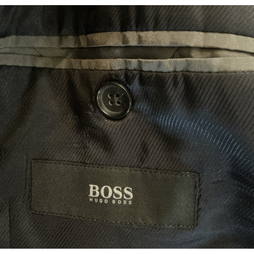 Hugo Boss 100% Virgin Wool Blazer 44R • Navy Blue • Two‑Button & Dual Vent - Picture 2 of 14